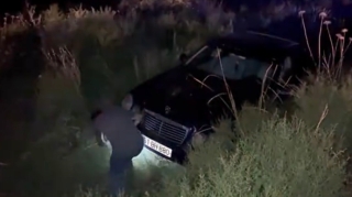 İdarəetmədən çıxan “Mercedes” su kanalına düşdü   - VİDEO