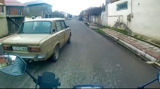 В Лянкяране водитель создал аварийную ситуацию для мотоциклиста — ВИДЕО 