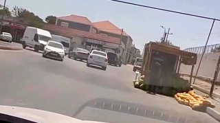 Yolun ortasında qarpız-yemiş satan  ticarətçi sürücülərə çətinlik yaratdı   - VİDEO