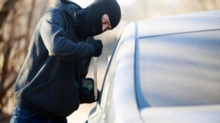 Avtomobildən pulla dolu paltar oğurlandı 