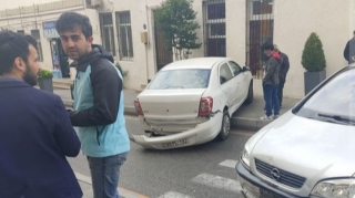 В Баку столкнулись два автомобиля   - ФОТО