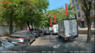 Bu küçədə "Tamstore" marketə mal gətirən yük maşınları yolu da zəbt ediblər, səkini də - VİDEO  