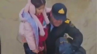 Polislər uşaqları su basan ərazilərdən belə çıxarır - VİDEO 