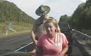 Əxlaqsız yol polisinə qarşı 100 min dollarlıq təzminat tələbi - VİDEO