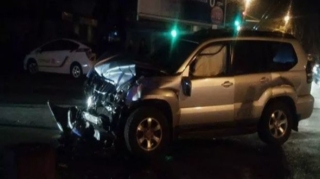 В Гаджигабуле автомобиль врезался в детсад, скончался полицейский - ОБНОВЛЕНО - ФОТО 