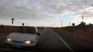 Ötmənin qadağan olunduğu yerdə əks yola çıxıb qəzaya düşən gənc sürücü öldü - VİDEO 