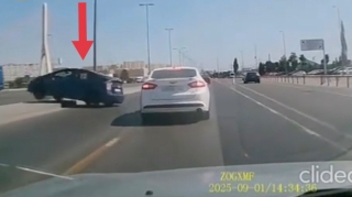В Баку водитель неверно совершил маневр и откинул Prius на встречную дорогу - ВИДЕО 