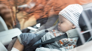 Narkotacirlər səhvən salonunda uşaq olan avtomobili qaçırdılar 