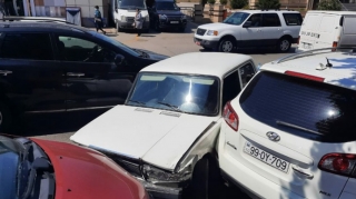 Bakıda zəncirvari qəza olub, 4 avtomobil toqquşub  - FOTO