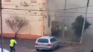 Yol polisi yanğında çarəsiz qalan qadını xilas etdi - VİDEO