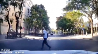 Özünü maşının önünə atan piyada sürücünü qəzəbləndirdi: “Ay kişi, dəlisən?”   - VİDEO