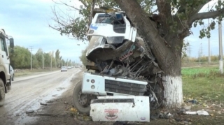 Ağdaşda yük maşını qəza törətdi 