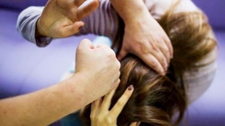 Tanınmış xanım tənqidçi hücuma məruz qaldı   - FOTO