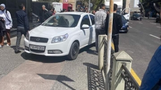 Səkini işğal edən sürücü piyadaları qəzəbləndirdi  - FOTO