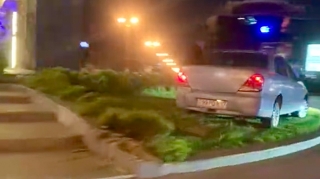 Bakıda idarəetmədən çıxan “Nissan” dairəyə düşdü    - VİDEO