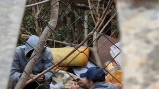 Yasamalda DƏHŞƏT  – Narkomanlar günorta çağı ÖZ “İŞLƏRİ”NDƏDİRLƏR – ANBAAN VİDEO   