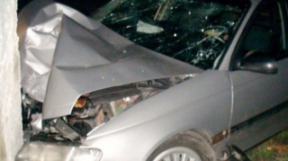 Avtomobil beton piltələrə çırpıldı: ÖLƏN VAR 