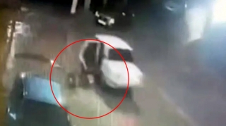 Sərxoş tələbə qız drift edən maşından yola yıxıldı - VİDEO