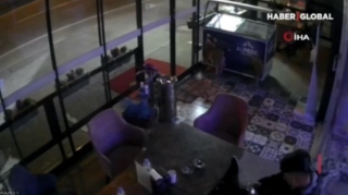 Oturduğu yerdə ölümlə üz-üzə gəldi - VİDEO