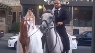 Bakıda bəylə gəlin toya at belində getdi - VİDEO