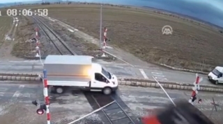 Şlaqbaumu qıran sürücünü qatar vurub öldürdü - ŞOK VİDEO