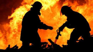 Füzulidə ikimərtəbəli ev yandı