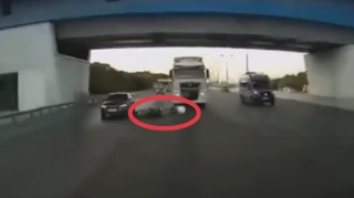 Çalaya düşən motosiklet sürücüsü "TIR"ın qarşısına aşdı - QORXULU ANLAR - VİDEO