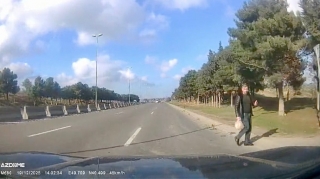 Başı telefona qarışan piyada yolu istədiyi yerdən keçərək təhlükə yaratdı   - VİDEO
