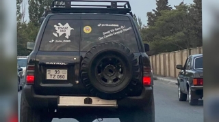 Sürücü avtomobilinə yazdığı şüarla gəncləri ÖLÜMƏ ÇAĞIRIR   - FOTO