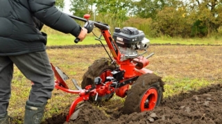 Motoblokun altında qalan qadın öldü 