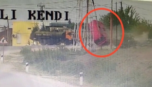 "Kamaz" yola çıxdı, "Mercedes" toqquşmadan yayınarkən havaya uçdu - VİDEO