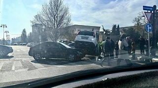 Bakıda qəribə qəza:  Yolayrıcında iki maşın bir-birinin üzərinə çıxdı  - VİDEO