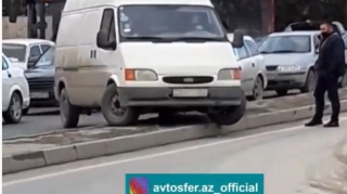 Karantin postuna düşməmək üçün bardürə dırmaşan sürücü  - VİDEO