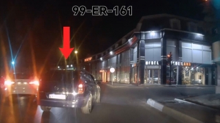 Sürücü güzgüyə baxmadan sağa çıxdı; qəza şəraiti yarandı  - VİDEO