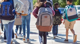 Dərslik deyil, yük daşıyırlar - Məktəblilərin qorxulu problemi 