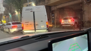 Kompleksin girişində park edilmiş yük maşını sürücüləri dəqiqələrlə gözlətdi    - VİDEO