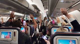 Bakıya uçan təyyarə uşaqlı sərnişinin panikaya  düşməsi səbəbindən gecikdi