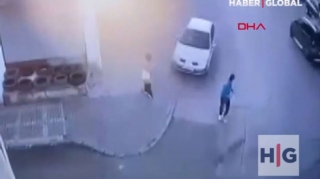 İki piyadanın arasından keçib dirəyə çırpıldı – ANBAAN VİDEO 