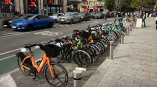 Bakıdakı bu veloparkinq başqalarından fərqlənir; səkini zəbt etmir - FOTO 