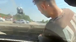 Sürücü maşını əks yolla sürür, sərnişin isə kapotun içinə uzanıb mühərriki düzəldir – ANBAAN VİDEO 