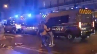 Fransada etiraz aksiyaları zamanı üç polis maşını toqquşub - VİDEO 