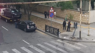 Yolayrıcında “Prius” və “Changan” toqquşdu;  svetofor yararsız hala düşdü - FOTO 