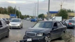 Sumqayıtda sürücü idarəetməni itirərək qəza törətdi  - FOTO