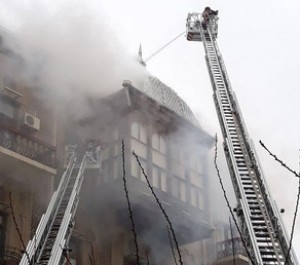Bakının mərkəzi küçəsində binada yanğın başlayıb – VİDEO