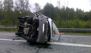 Mikroavtobus aşdı: 1 ölü, 7 yaralı