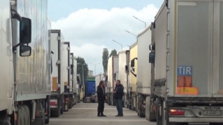 Какова причина бесконечной очереди на таможенном посту "Самур"? - ВИДЕО