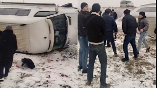 Qobustanda qəza:  Sərnişin dolu avtobus sürüşərək dərəyə aşdı   - VİDEO