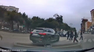 Qırmızıda yolayrıcına girib maşını piyadaların üstünə sürdü - 10-LT-044    - VİDEO