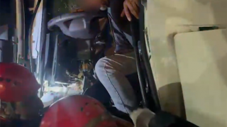 Lökbatanda yük maşını reklam dirəyinə çırpıldı - VİDEO 