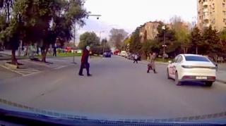 İşıqforu saymayan qadın avtomobil yaxınlaşarkən yolu keçdi   - VİDEO